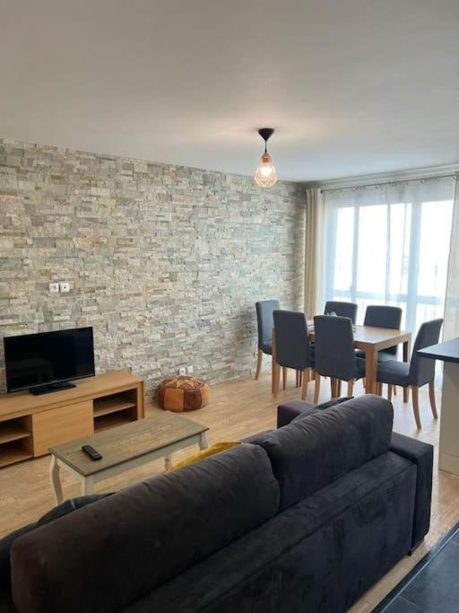 Super 3 Pcs Et Parking Aux Portes De Paris Et Stade De France A Proximite Des Sites Touristiques Parisiens Montmartre , Champs Elysee ,chatelet Etc Et Des Transports Metro,rer ,wifi Disponible * Saint-Ouen (Seine-Saint-Denis)