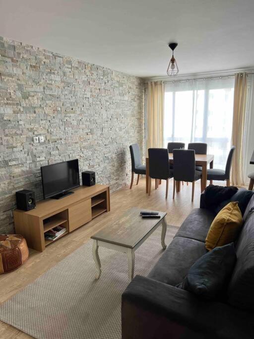 Super 3 Pcs Et Parking Aux Portes De Paris Et Stade De France A Proximite Des Sites Touristiques Parisiens Montmartre , Champs Elysee ,chatelet Etc Et Des Transports Metro,rer ,wifi Disponible Apartment Saint-Ouen (Seine-Saint-Denis)